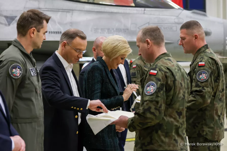 18_Andrzej_Agata_Duda_spotkanie_swiateczne_Estonia_20231218_MB2_1328-768x512.png
