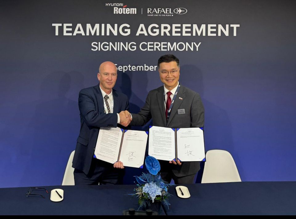 Podpisanie umowy. Rafael & Hyundai Rotem