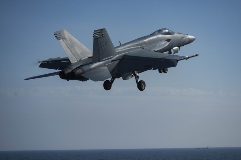 f-a-18-hornet-2549648_1280-768x512.jpg
