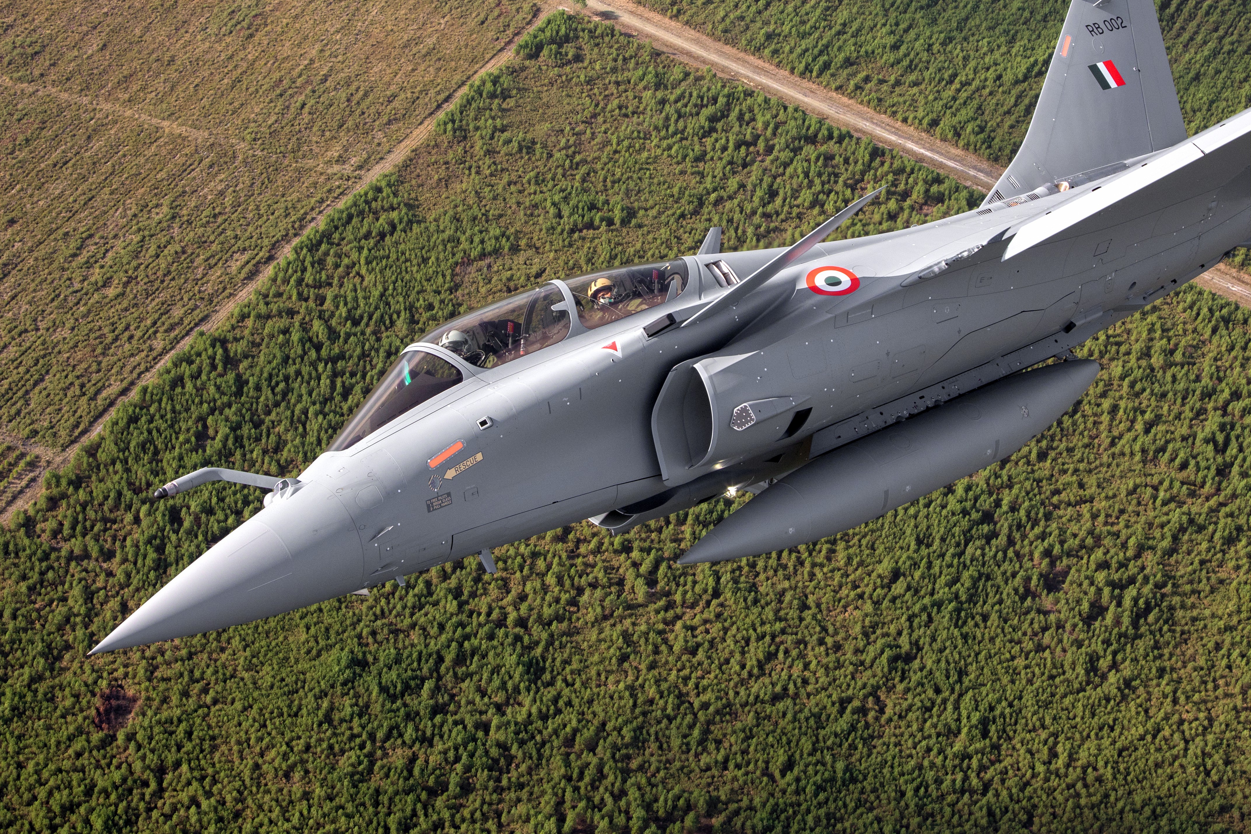 istrebitel-pilot-dassault-rafale-vvs-indii-kokpit-rafale-dh